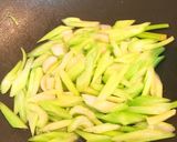 西洋芹炒罐頭鮑魚的食譜步驟1照片