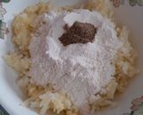A picture of step 2 of Maggi Aloo Snack.