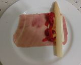 Foto del paso 5 de la receta: Envuelto de espárragos con pimientos y ensalada de minis