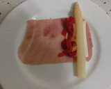 Foto del paso 5 de la receta: Envuelto de espárragos con pimientos y ensalada de minis