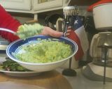 Foto del paso 2 de la receta: Ensalada de vegetales verdes con rollitos de jamón