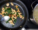 Foto del paso 3 de la receta: Tagliatelle con Langostinos y Espinacas