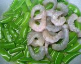 รูปขั้นตอนการทำที่ 2 ของ ผัดถั่วหวาน ใส่กุ้ง คลีน