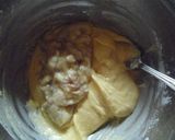 A picture of step 3 of Easy Banana Crumble Cake.