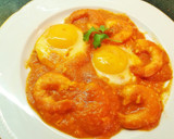 Foto del paso 13 de la receta: Huevos fritos con langostinos en sofrito casero