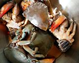 A picture of step 1 of Crab in Hot Chili Sauce (Saus Padang).