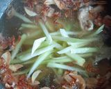 Foto langkah ke 4 dari resep Mie Kuah Ayam Labu Siam.