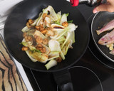 Foto del paso 4 de la receta: Salmonetes con pak Choi y gambas