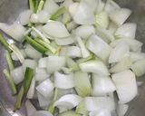 รูปขั้นตอนการทำที่ 2 ของ “ผัดพริกอ่อนหมูหมักตับสด”