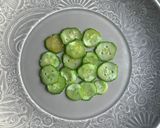 Foto del paso 1 de la receta: Tapa de Carpaccio de tomate rosa y pepino con timbal de ahumados