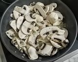 Foto del paso 2 de la receta: Risotto de champiñones, pollo y jamón🍄🍗🐽