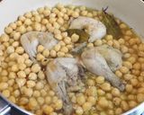 Foto del paso 2 de la receta: Muslitos de picantón con garbanzos y setas shimeji marrón