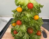 Hình bước làm 3 của món Trang trí món ăn Giáng Sinh: Cây thông Noel từ rau xà lách
