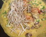 A picture of step 2 of Bánh xèo.