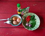 รูปขั้นตอนการทำที่ 1 ของ ไข่เจียวชมสวน 🥚🌿🌶️🐖