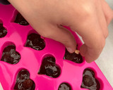 Foto del paso 2 de la receta: Bombones de chocolate rellenos de nuez y pasas, sin azúcar
