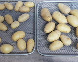 Foto del paso 2 de la receta: Patatas guarnición con tomate y queso en freidora de aire