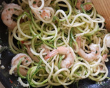 Foto del paso 4 de la receta: Camarones Scampi con fideos de calabacita