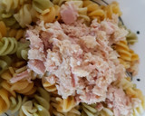 Foto del paso 2 de la receta: Ensalada con pasta y atún en salsa rosa