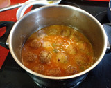 Foto del paso 4 de la receta: Albóndigas de carne y garbanzos en salsa de tomate