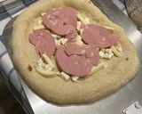 Foto del passaggio 12 della ricetta Pizze al piatto (67% idratazione) 🍕