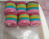 Foto langkah ke 6 dari resep Bolkus rainbow gulung mini.