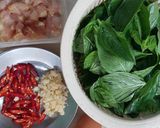 รูปขั้นตอนการทำที่ 1 ของ ไก่ผัดโหระพาใส่ไข่