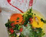 Foto langkah ke 3 dari resep Telur Dadar Daun Kunyit.