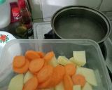 Foto langkah ke 1 dari resep 10. Sayur SOP Ayam Kaldu spesial favorit Keluarga.