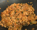 Foto del paso 4 de la receta: Pimientos rellenos de pollo, cebolla caramelizada y albahaca con un toque de tomate