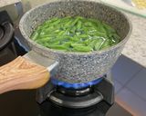 Foto langkah ke 3 dari resep Tumis Buncis Bawang Putih.