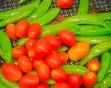 รูปขั้นตอนการทำที่ 1 ของ มะเขือเทศ&ถั่วหวานผัดน้ำมันหอย 🍅🫛