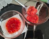 Foto langkah ke 3 dari resep Fresh Strawberry Honey Soda.