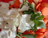 Foto langkah ke 2 dari resep Sayur sop ayam pake baso spesial.