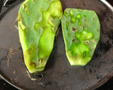 Foto del paso 1 de la receta: Nopal asado con queso