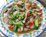 Foto langkah ke 5 dari resep Tumis jamur kancing pedas.