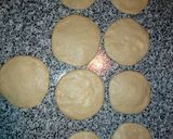 صورة لخطوة 3 من وصفة فطائر هشه من غير لبن أو زبده بدون فرن في الطاسه 🍳🥞