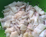 Foto del paso 2 de la receta: Sepia encebollada con piñones
