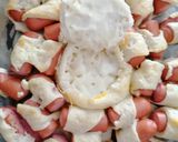 Camembertes virslikoszorú 😍😋 recept fázis 3 fotója