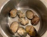 A picture of step 1 of Steamed clams with sake - 'Sakamushi'.