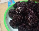 Foto langkah ke 6 dari resep Bola Ketan Hitam Kukus.