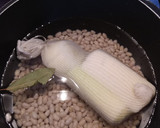 Foto del paso 2 de la receta: Alubias blancas con butifarra