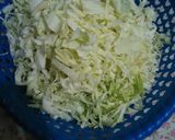 Foto langkah ke 1 dari resep Tumis kol orek telor gurih pedas mantap.