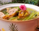 Hình bước làm 3 của món Cơm nhà có món gà và có nhiều hoa