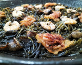 Foto del paso 10 de la receta: Fideuà negra del senyoret con chipirones en tempura
