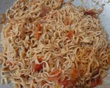 Foto langkah ke 3 dari resep Mie instan goreng pedas.
