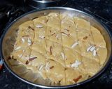 मूंग दाल की बर्फी (Moong Dal ki barfi recipe in hindi) रेसिपी चरण 4 फोटो