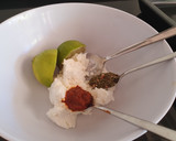 Foto del paso 1 de la receta: Salmón al papillote con costra de queso ricotta y salsa harissa acompañado por rovellons salteados