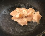 รูปขั้นตอนการทำที่ 2 ของ อกไก่นุ่มรวนน้ำพริกไทยดำ