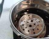 रेड वेलवेट एग्ग्लेस केक इन कुकर (Red valvet eggless cake in cooker recipe in hindi) रेसिपी चरण 14 फोटो